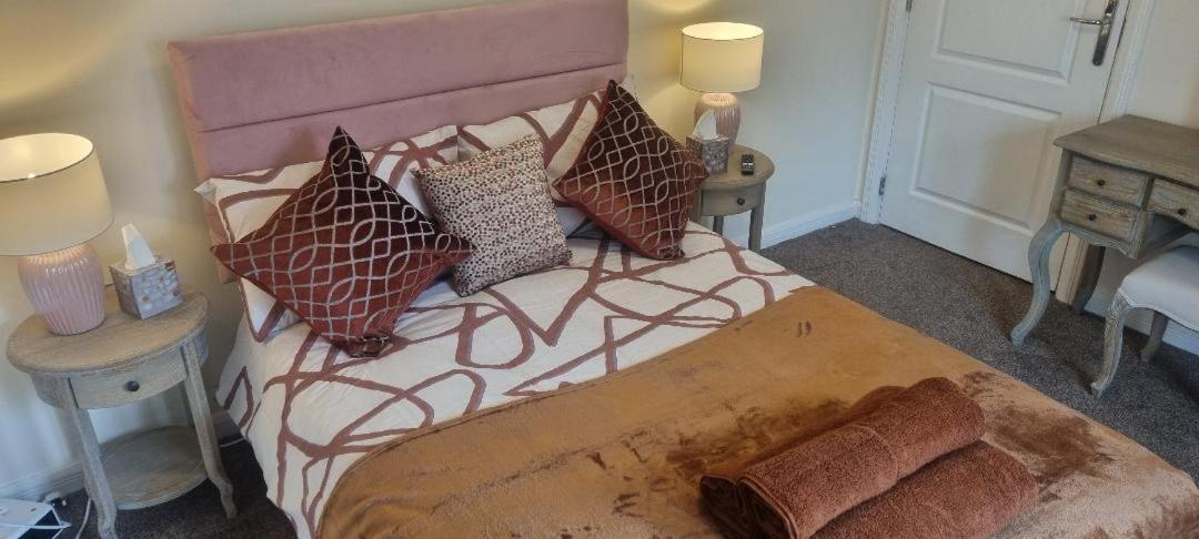 Swindon 6 Deluxe Doubles 2 With En Suite In Large House - No Pets Exterior foto